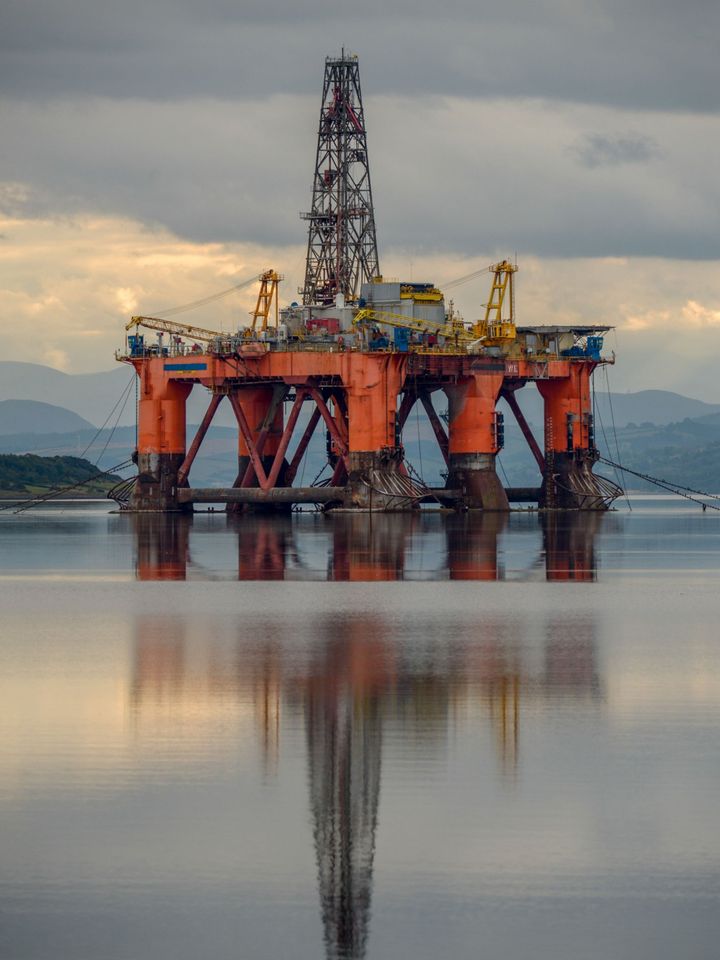 Plataforma de petróleo semissubmersível refletida na água